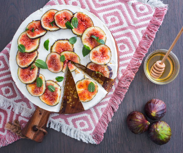 Tarta de queso con yogur, higos y miel