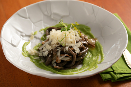 Pici al café con ajo, panceta y guisantes