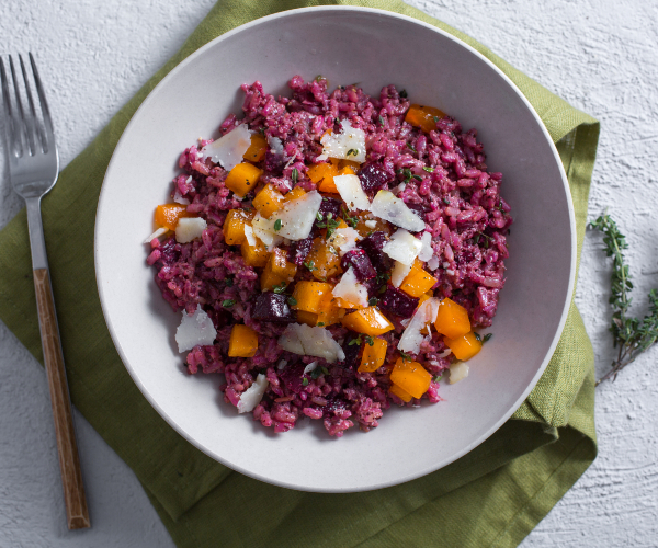 Arroz con pesto de achicoria, remolacha y caqui