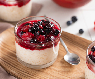 Arroz con leche con frutas rojas