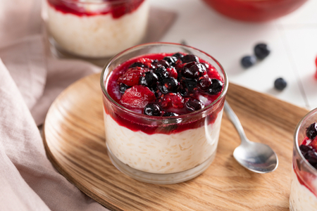 Arroz con leche con frutas rojas