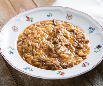 Pasta en caldo de carne