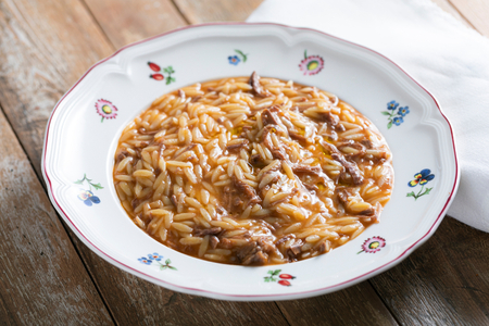 Pasta en caldo de carne
