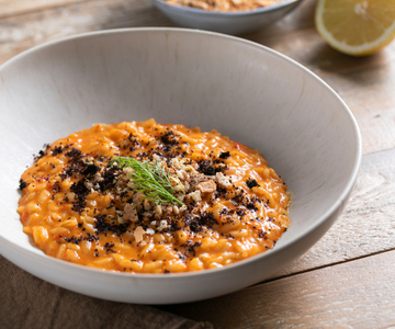 Risotto con pimientos dulces y crumble de anchoas