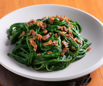 Pasta con crema de espinacas y panceta crujiente