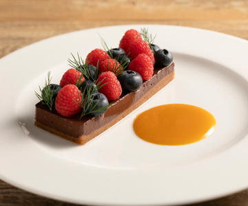 Terrina vegana de chocolate y cacahuetes con frutos del bosque