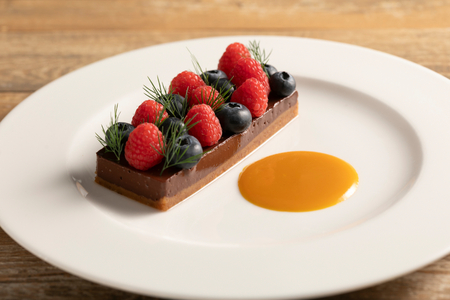 Terrina vegana de chocolate y cacahuetes con frutos del bosque