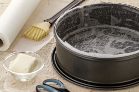 Cómo forrar un molde con papel de horno