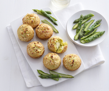Pastelitos salados con espárragos y queso de cabra