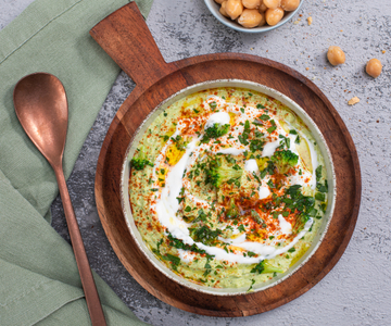 Hummus de brócoli especiado y yogur