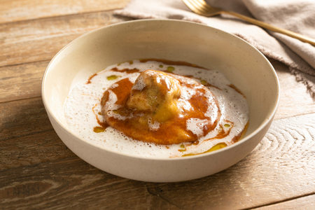 Ravioli rellenos de costillas de ternera con espuma de limón