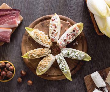 Barquitas de endivia con quesos