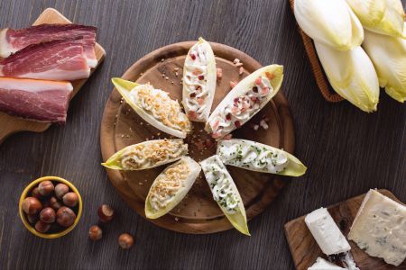 Barquitas de endivia con quesos