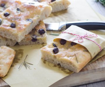Focaccia con alcaparras, romero y aceitunas taggiasche