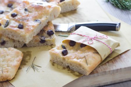 Focaccia con alcaparras, romero y aceitunas taggiasche