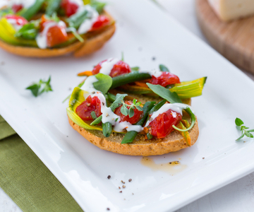 Frisellas con verduras y salsa de taleggio