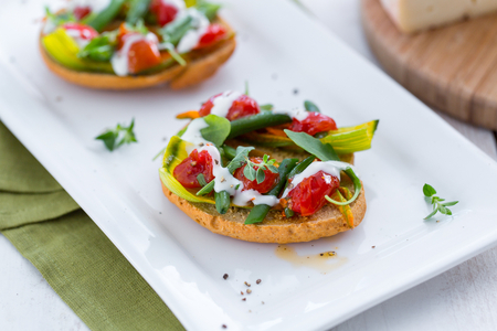 Frisellas con verduras y salsa de taleggio