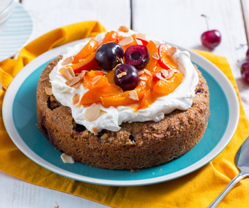 Tarta de trigo sarraceno con albaricoques y cerezas