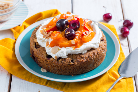 Tarta de trigo sarraceno con albaricoques y cerezas