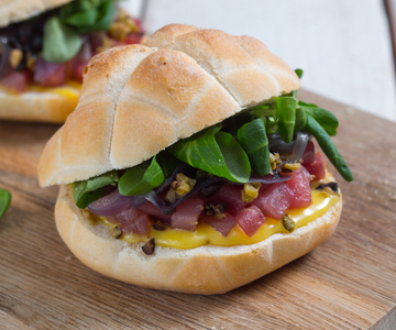 Bocadillo de atún y cebolla