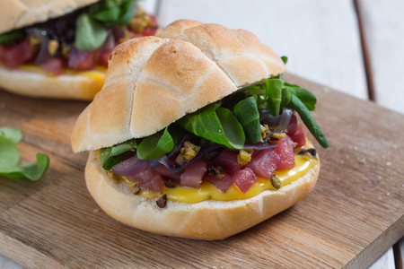 Bocadillo de atún y cebolla