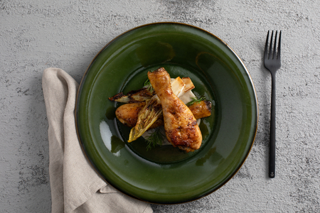 Pollo con crema de champiñones y endibia