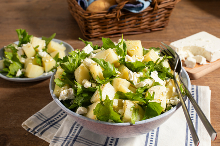 Ensalada de patatas con achicoria y queso feta