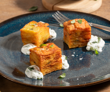 Pastel de patatas con salsa tzatziki