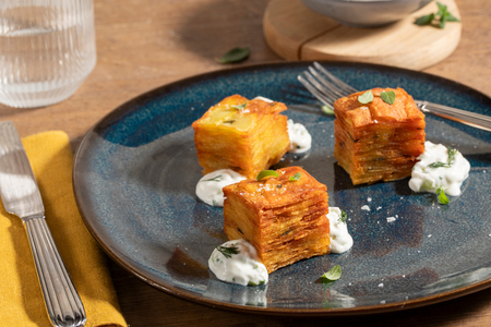 Pastel de patatas con salsa tzatziki