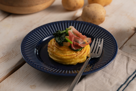 Nidos de patatas duquesa con grelos