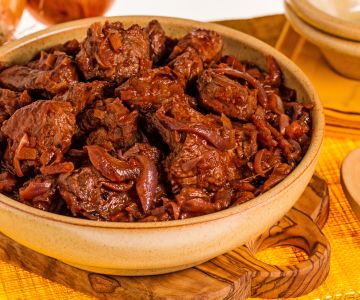 Estofado de carne con cebollas