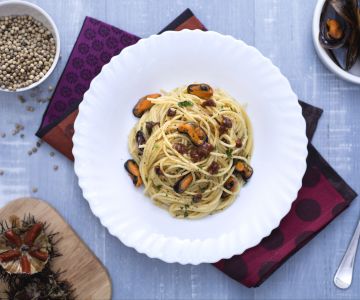 Espaguetis con mejillones y erizos de mar