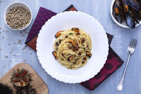 Espaguetis con mejillones y erizos de mar