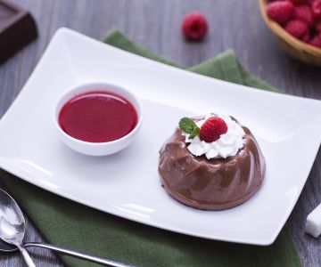 Pudín de chocolate y coulis de frambuesa