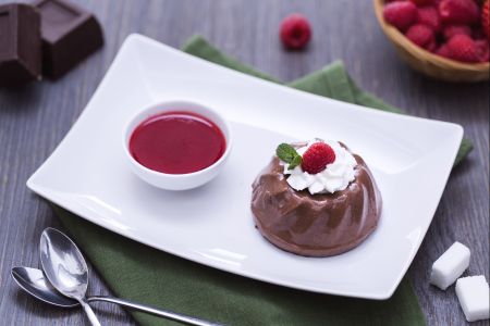Pudín de chocolate y coulis de frambuesa