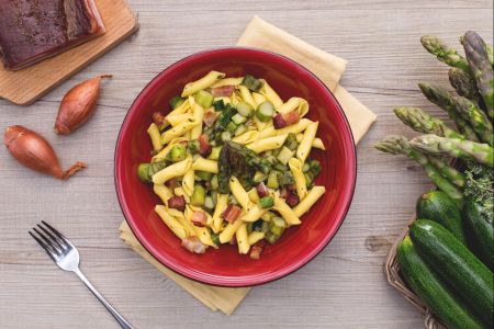 Garganelli con ragú de espárragos y calabacines