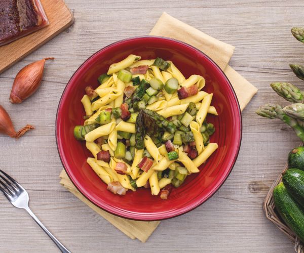 Garganelli con ragú de espárragos y calabacines