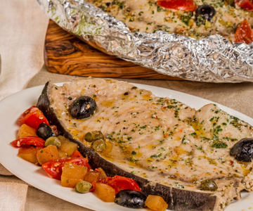 Espada en papillote con cerveza, tomates cherry y aceitunas