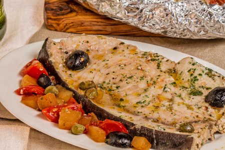 Espada en papillote con cerveza, tomates cherry y aceitunas