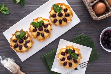 Tartaletas rellenas de crema pastelera y guindas