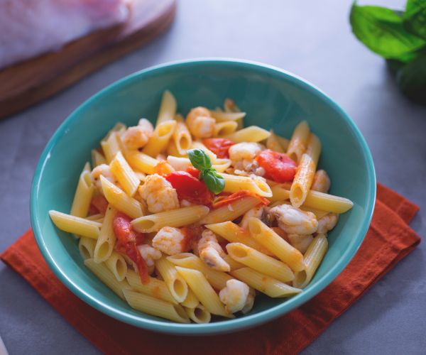 Penne con rape de mar y tomates cherry