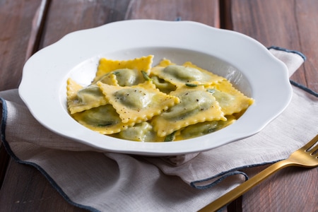 Ravioli ricotta y espinacas mantequilla y salvia