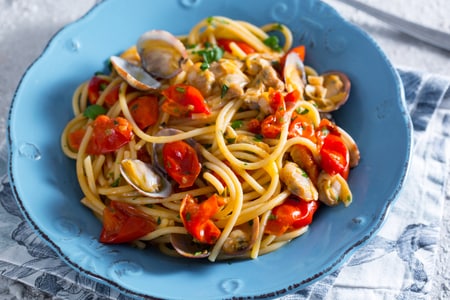 Espaguetis con almejas y tomates cherry