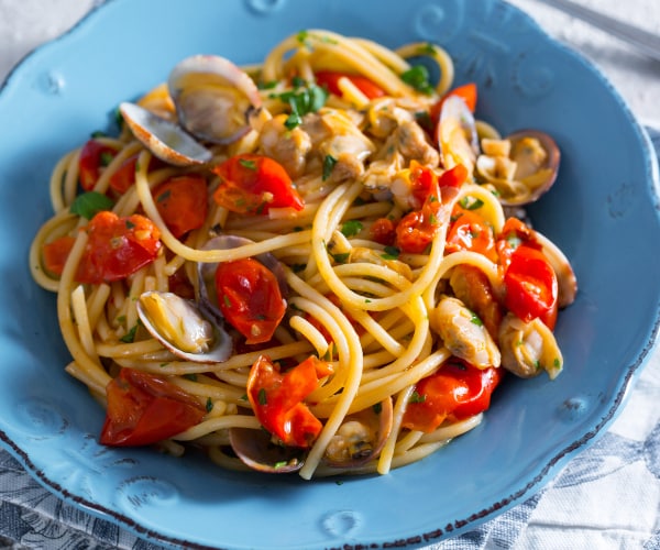 Espaguetis con almejas y tomates cherry
