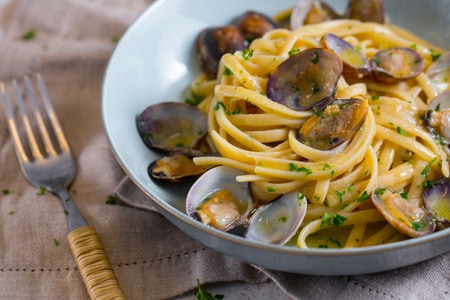 Linguine almejas y huevas de pescado