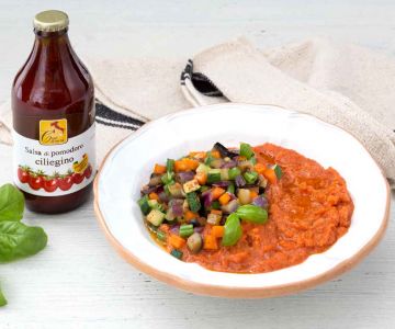 Pappa al pomodoro con primavera de verduritas