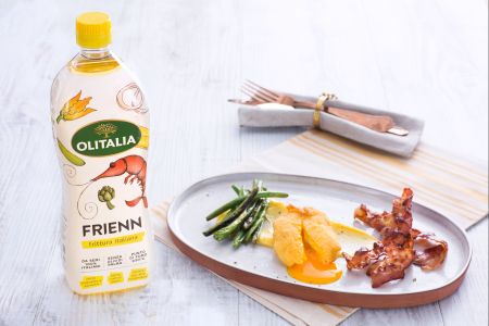 Huevo poché frito con verduras, panceta y salsa bearnesa