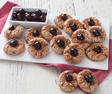 Amaretti con guindas en almíbar