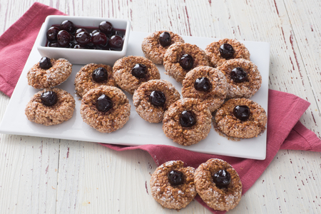 Amaretti con guindas en almíbar