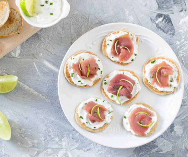 Blinis de trigo sarraceno con atún ahumado